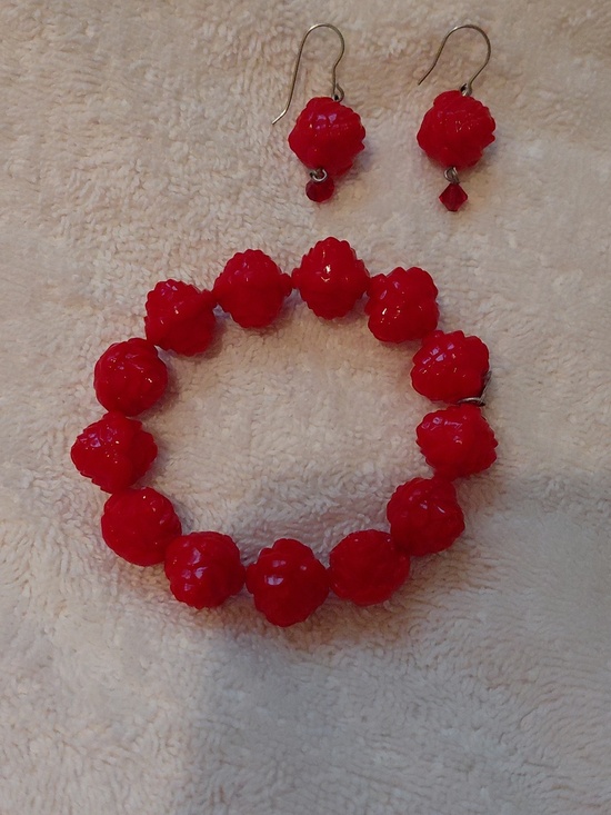 Tarina Tarantino Jewelry - Red Floral Bead Bracelet & Earrings Set - Tarina Tarantino